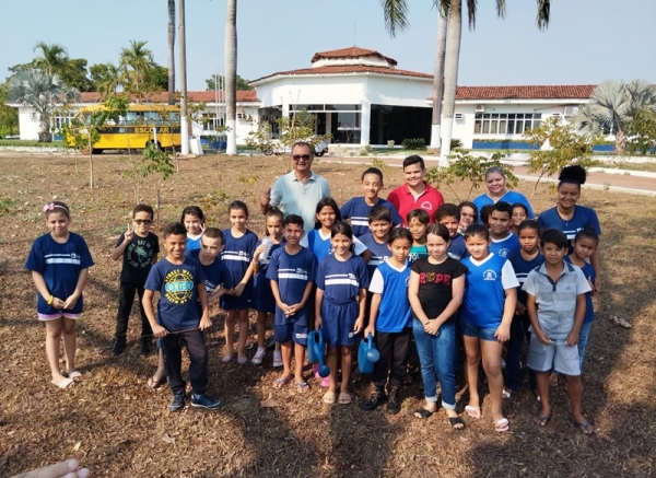Alunos da Escola Municipal Sandra Malheiros fizeram irrigação de plantas em frente a prefeitura de Rosário Oeste