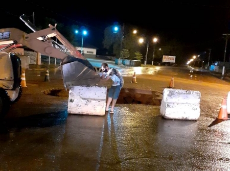 Prefeitura sinaliza buraco criado pela chuva na Avenida Cel. Artur Borges e aguarda estiagem para fazer os reparos no local.