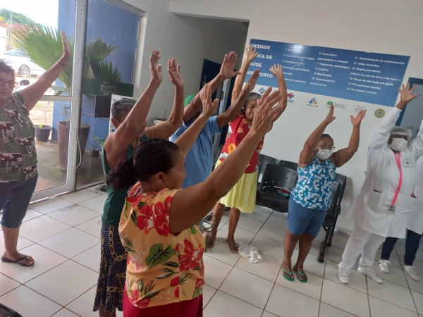 Alunos do curso técnico em enfermagem realizam atividades com o grupo Viver Mais, do bairro Aeroporto em Rosário Oeste.