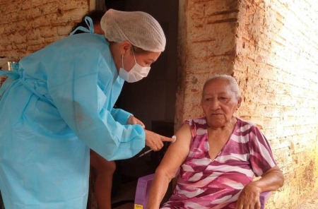 Idosos na faixa dos 70 a 74 anos estão sendo vacinados contra covid-19 em Rosário Oeste.