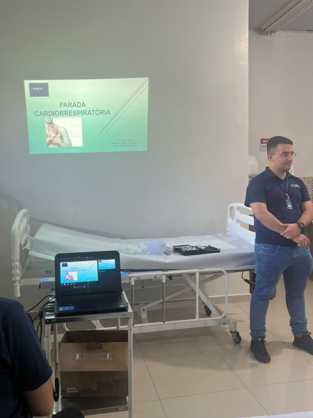 Hospital Municipal Amparo de Rosário Oeste treina profissionais da saúde para capacitação de conduta e protocolos de atendimento em pacientes com parada cardiorrespiratória.