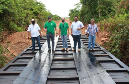 Prefeitura reconstrói ponte na divisa com Nova Brasilândia, no Marzagão.