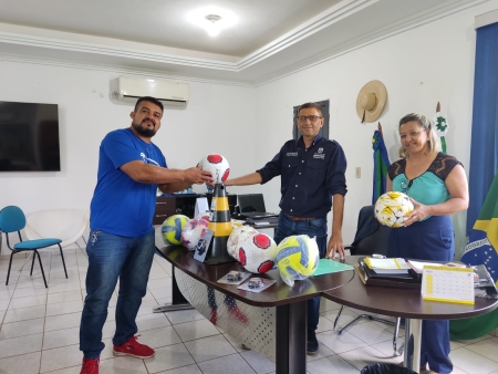 Prefeito Alex Berto entrega materiais esportivos para projeto Gerando Campeões