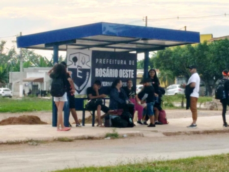 Pontos de ônibus beneficiam estudantes em Rosário Oeste.