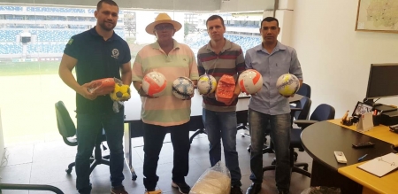 Rosário Oeste recebe materiais esportivos do Secretário Adjunto de Esportes de MT.