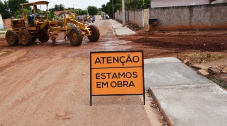 Prefeitura continua trabalhos de asfalto e construções de calçadas no Bairro Nossa Senhora Aparecida