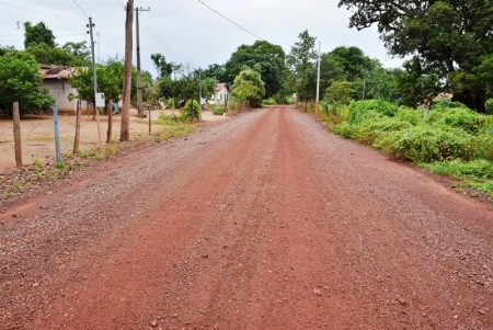 Prefeitura encascalha ruas do Bairro Monjolo e estrada da Jade
