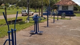 Prefeitura realiza reparo e manutenção na academia ao ar livre do Lago Iracema em Rosário Oeste.