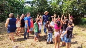 Prefeito Alex Berto e Alunos participam de plantio de árvores próximo a nascente do Ribeirão Cotia