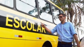 Prefeito Alex Berto recebe 4 ônibus e maquinários do Governo do Estado para Rosário Oeste.